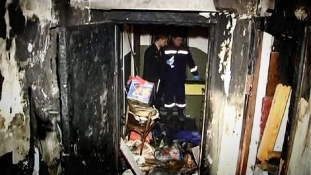На Русановке, Киев 2 женщины сгорели в замусоренной квартире.